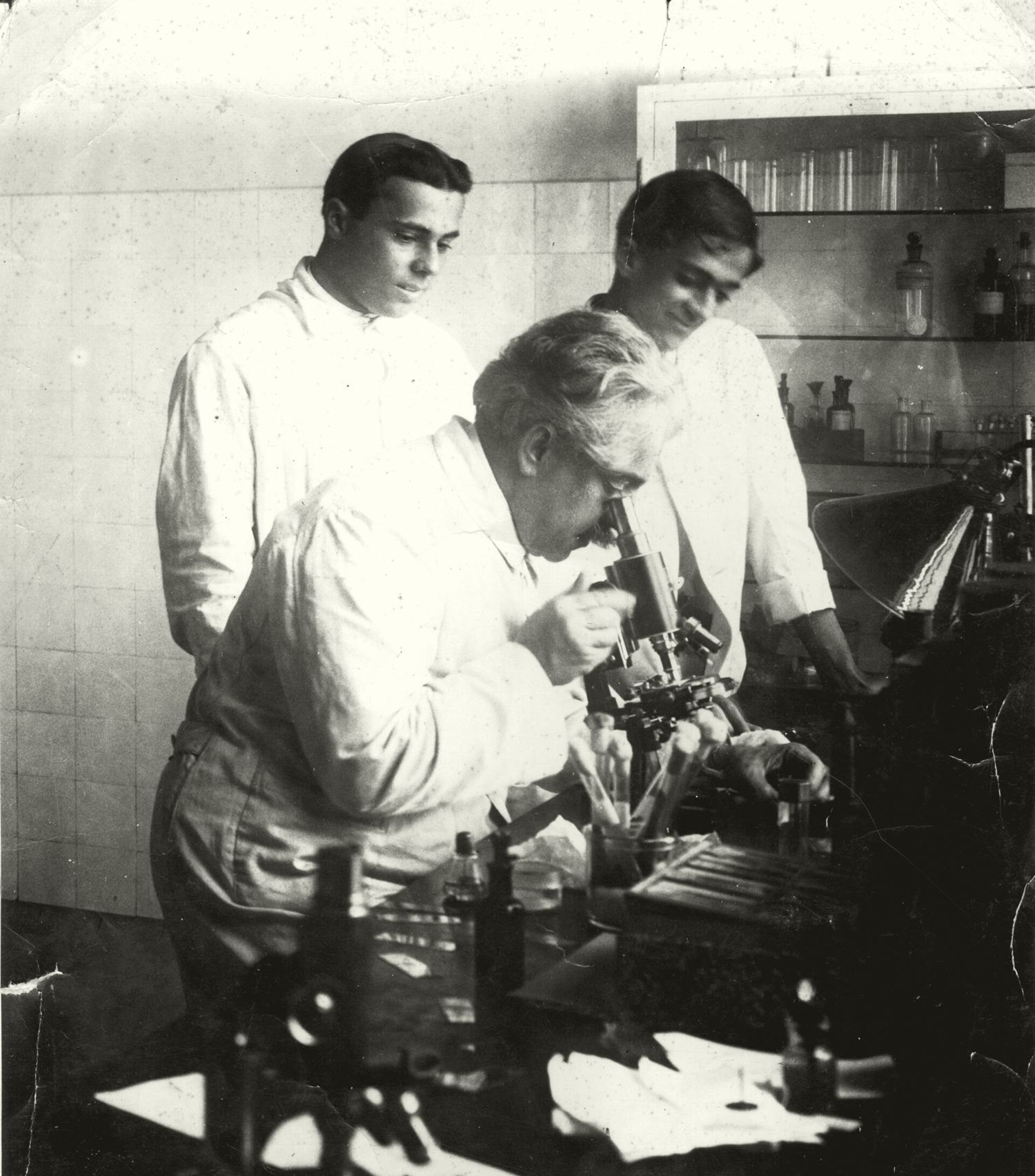 Oswaldo Cruz ao microscópio no laboratório de Manguinhos, Rio de Janeiro. Casa de Oswaldo Cruz.