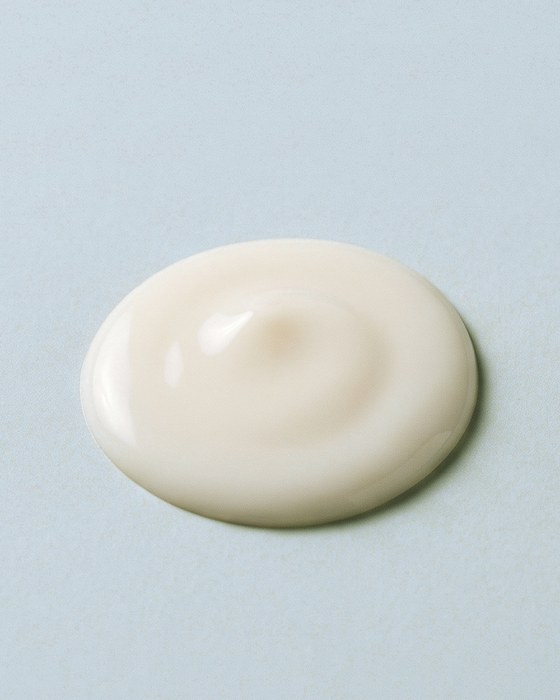 Uma porção de creme branco sobre papel azul claro