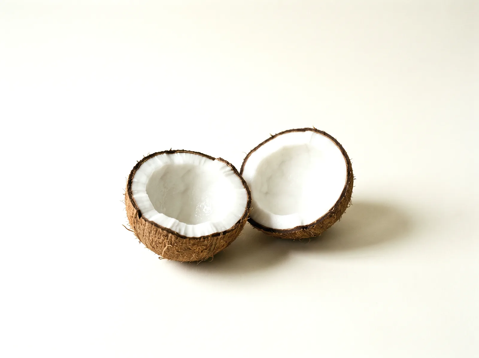 Coco aberto ao meio, polpa branca