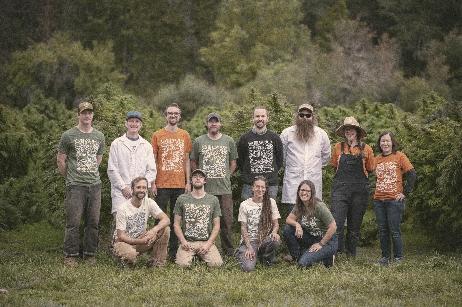 A equipe da fazenda reunida no campo