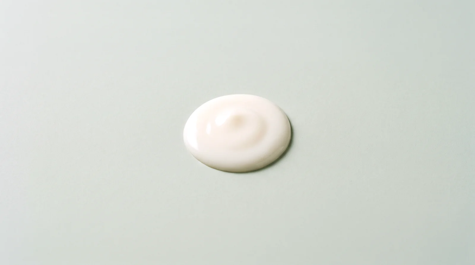 Uma porção de creme sobre papel sálvia
